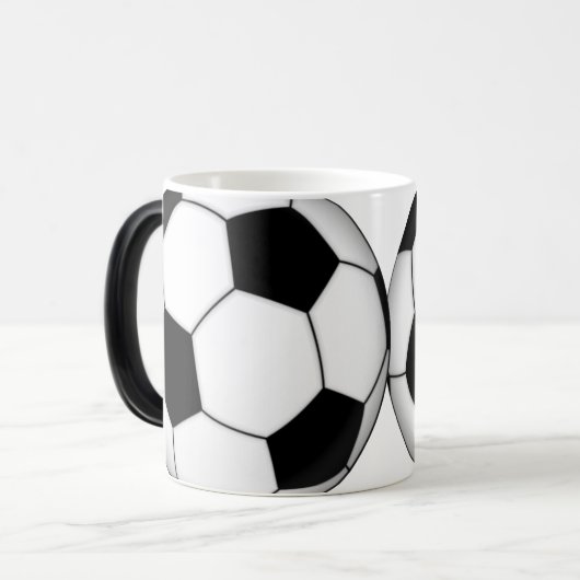 サッカーボールの変形させるコーヒー・マグ モーフィングマグカップ (正面左)