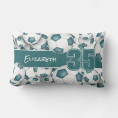 サッカーボールの多いティール（緑がかった色）スポーツルームの装飾 ランバークッション (正面)