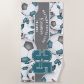 サッカーボールの多くのチームのスピリットティール(緑がかった色)グレー ビーチタオル (正面)