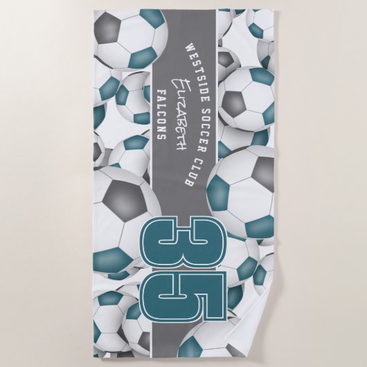 サッカーボールの多くのチームのスピリットティール（緑がかった色）グレー ビーチタオル (正面)
