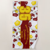 サッカーボールの多くのマルーンの金ゴールドチームは贈り物を彩る ビーチタオル (正面)