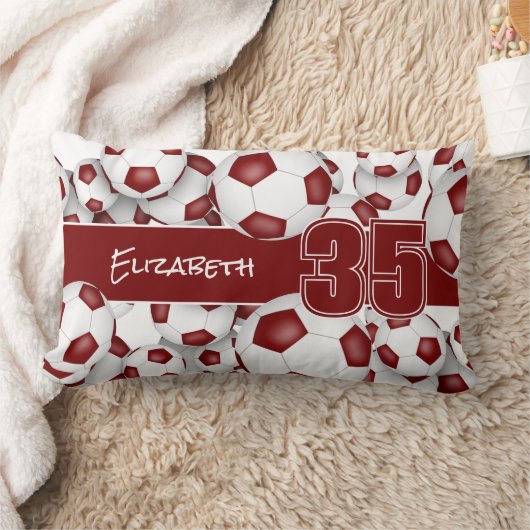 サッカーボールの多くのマルーンチームの色の装飾 ランバークッション (ブランケット)