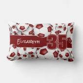 サッカーボールの多くのマルーンチームの色の装飾 ランバークッション (正面)