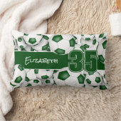 サッカーボールの多くの緑のチームカラーの装飾 ランバークッション (ブランケット)