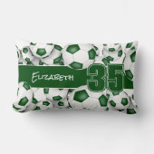 サッカーボールの多くの緑のチームカラーの装飾 ランバークッション (正面)