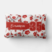 サッカーボールの多くの赤いスポーツルームの装飾 ランバークッション (正面)