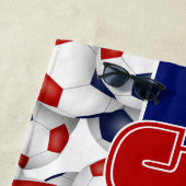サッカーボールの多くの赤い青のチームの色の贈り物 ビーチタオル (インサイチュ)