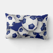 サッカーボールの多くの青いチームの色の装飾 ランバークッション (裏面)