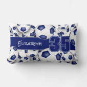 サッカーボールの多くの青いチームの色の装飾 ランバークッション (正面)