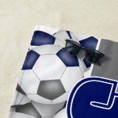 サッカーボールの多くの青い灰色のスポーツチームカラー ビーチタオル (インサイチュ)