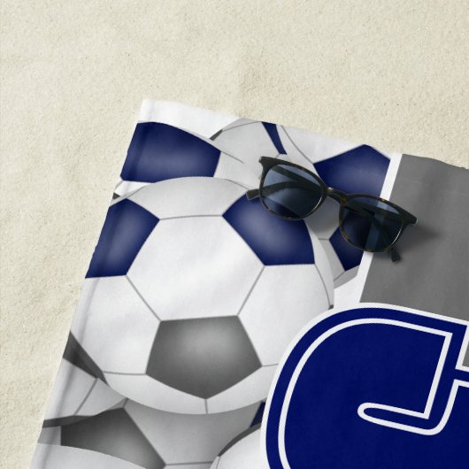 サッカーボールの多くの青い灰色のスポーツチームカラー ビーチタオル (インサイチュ)