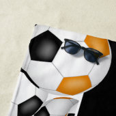 サッカーボールの多くはオレンジ色のブラックチームカラー ビーチタオル (インサイチュ)