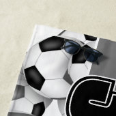 サッカーボールの多くはブラックグレーチームの色のギフト ビーチタオル (インサイチュ)