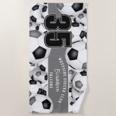 サッカーボールの多くはブラックグレーチームの色のギフト ビーチタオル (正面)