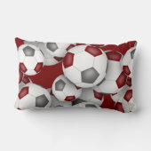 サッカーボールの多くはマルーンの灰色のチームの色の贈り物 ランバークッション (裏面)