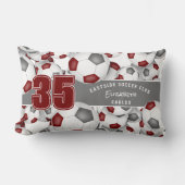 サッカーボールの多くはマルーンの灰色のチームの色の贈り物 ランバークッション (正面)