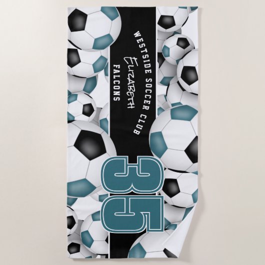 サッカーボールの多くティール(緑がかった色)ブラックチームの色のギフト ビーチタオル (正面)