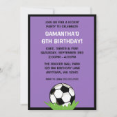 サッカーボールの女の子の紫色の誕生会 招待状 (正面)