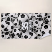 サッカーボールの束のおもしろいスポーツパターン ビーチタオル (正面)