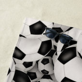 サッカーボールの束のおもしろいスポーツパターン ビーチタオル (インサイチュ)
