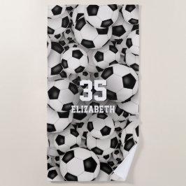 サッカーボールの束のおもしろいスポーツパターン ビーチタオル