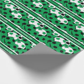 サッカーボールの緑のコラージュ ラッピングペーパー (角)