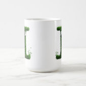 サッカーボールの緑の草むらの文字I コーヒーマグカップ (中央)