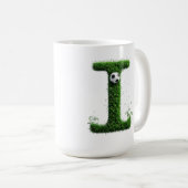 サッカーボールの緑の草むらの文字I コーヒーマグカップ (正面右)