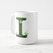 サッカーボールの緑の草むらの文字I コーヒーマグカップ (正面左)