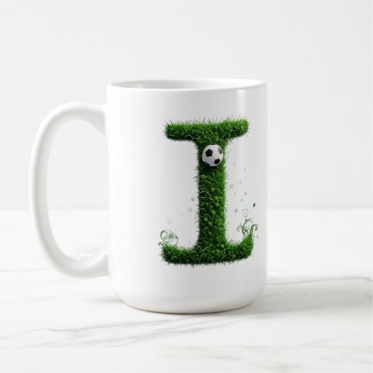 サッカーボールの緑の草むらの文字I コーヒーマグカップ (左)