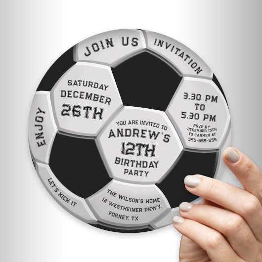 サッカーボールの誕生日招待状のミニマルなテキスト セーブザデート