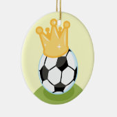 サッカーボールの身に着けている王冠のTシャツおよびギフト セラミックオーナメント (右)