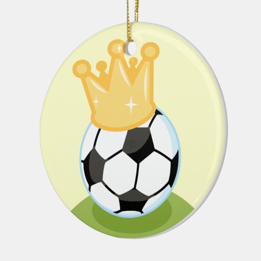 サッカーボールの身に着けている王冠のTシャツおよびギフト セラミックオーナメント (左)