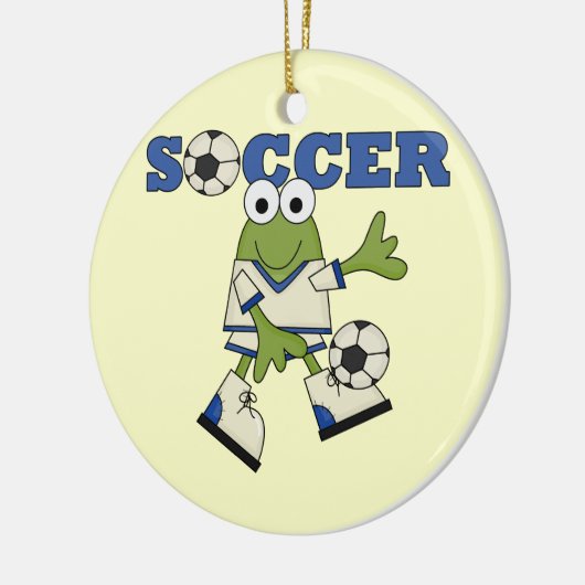 サッカーボールのTシャツおよびギフトを持つカエル セラミックオーナメント (左)