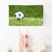 サッカーボールは緑の草の背景にある 横断幕 (インサイチュ)