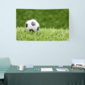 サッカーボールは緑の草の背景にある 横断幕 (トレードショー)