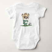 サッカーボールを持ったかわいいクマ ベビーボディスーツ (裏面)