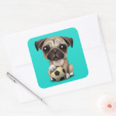 サッカーボールを持ったかわいいパグの子犬 スクエアシール (封筒)