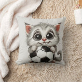 サッカーボールを持ったかわいい漫画ネコ クッション (ブランケット)