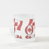 サッカーボールを持つカナダ国旗 フロストグラスマグカップ (正面左)