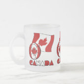 サッカーボールを持つカナダ国旗 フロストグラスマグカップ (左)