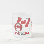 サッカーボールを持つカナダ国旗 フロストグラスマグカップ (中央)
