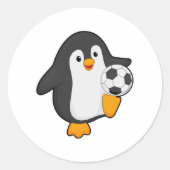 サッカーボールを持つサッカー選手としてのペンギン ラウンドシール (正面)