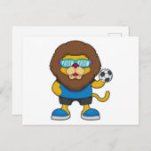 サッカーボールを持つサッカー選手としてのライオン ポストカード (正面/裏面)