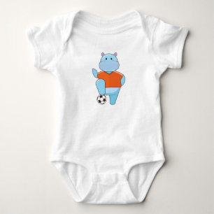 サッカーボールを持つサッカー選手のカバ ベビーボディスーツ