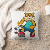 サッカーボールを持つサッカー選手のタイガー クッション (ブランケット)