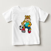 サッカーボールを持つサッカー選手のタイガー ベビーTシャツ (正面)