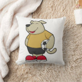 サッカーボールを持つサッカー選手の犬 クッション (ブランケット)