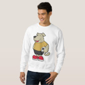 サッカーボールを持つサッカー選手の犬 スウェットシャツ (正面フル)