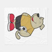 サッカーボールを持つサッカー選手の犬 フリースブランケット (正面(横))